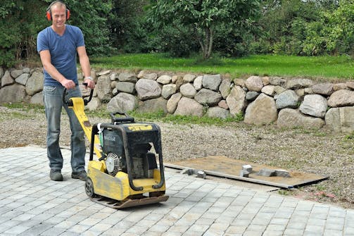 Kivien ja laattojen latominen